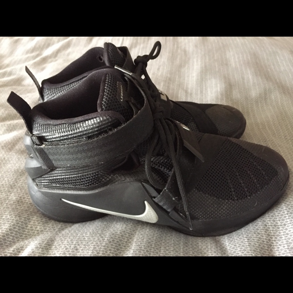 Size 7 Men’s Labron James Highttop Tennis Shoes